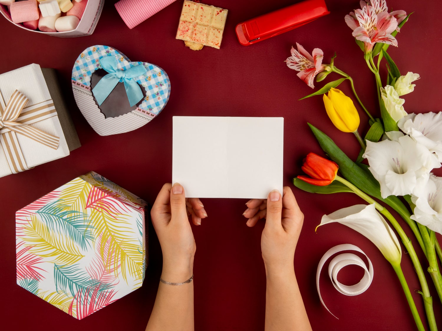 Gift wrapping with flowers for Women's Day